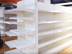 ¿Cómo se llaman los estantes de los supermercados?