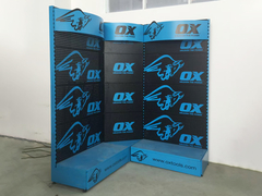 Estantes de ferretería con estantes de cartelería