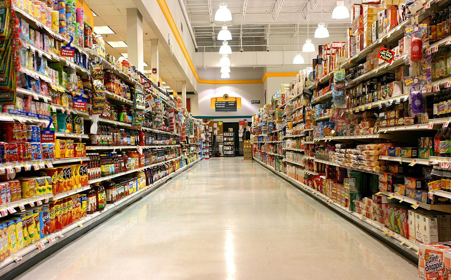 Últimos blogs de la empresa sobre Actualización acelerada en grandes supermercados rusos y crecimiento constante en la demanda de estanterías de exhibición de doble cara