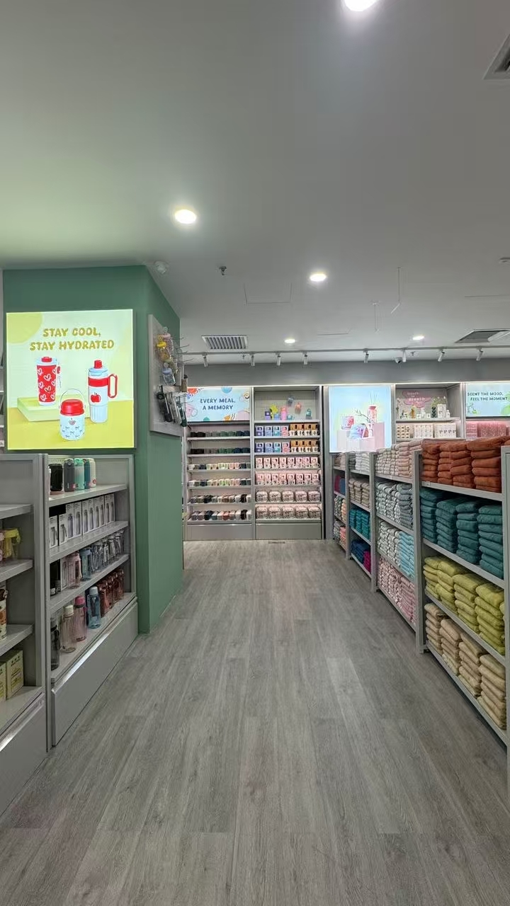Últimos blogs de la empresa sobre Los estantes de exhibición personalizados ganan popularidad en el creciente sector minorista de bienes domésticos de Malasia