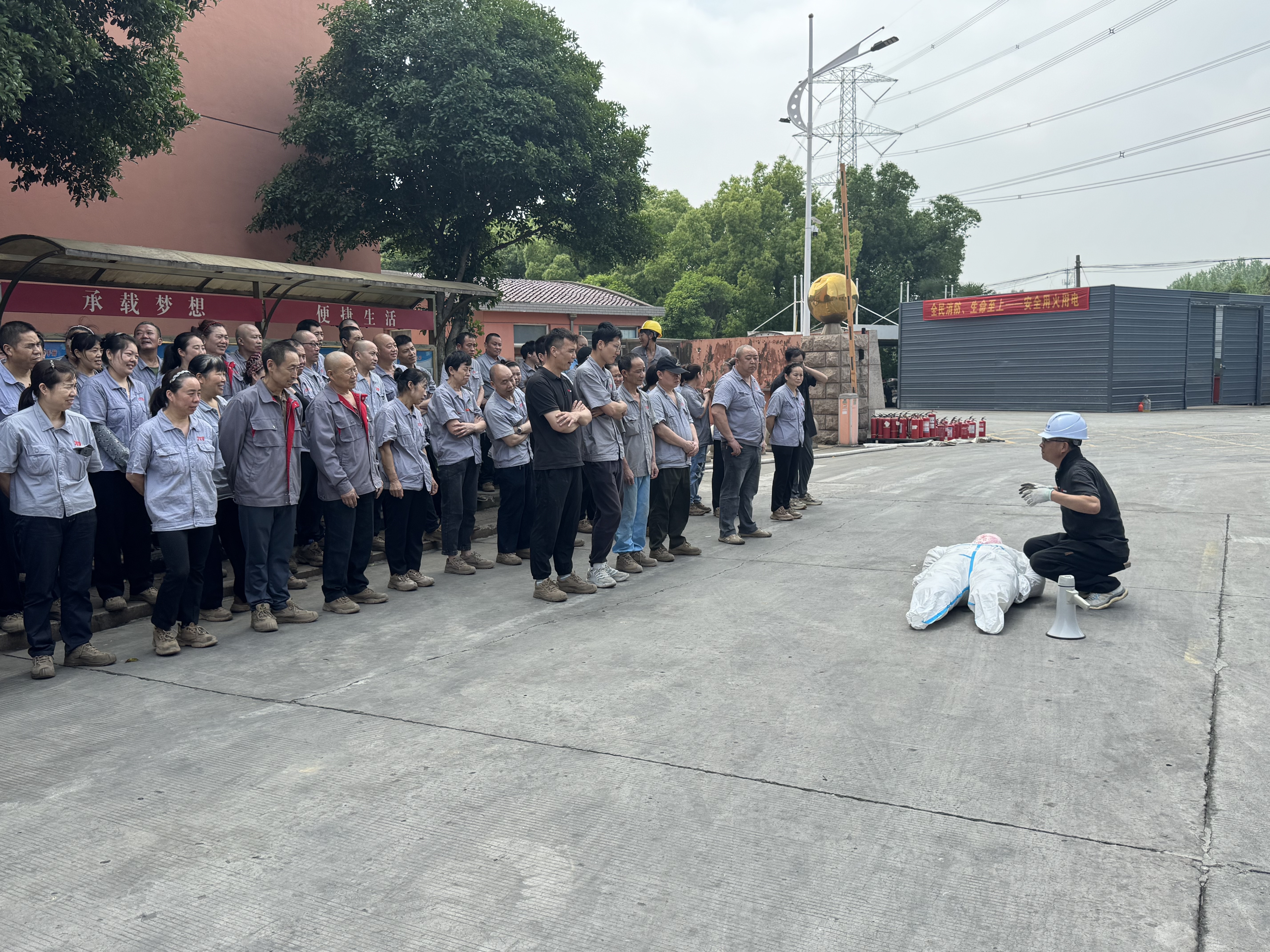 Últimos blogs de la empresa sobre Suzhou Jinta Import & Export Co., Ltd. lleva a cabo un simulacro contra incendios para 2026 para mejorar las habilidades de seguridad contra incendios y primeros auxilios de los empleados.